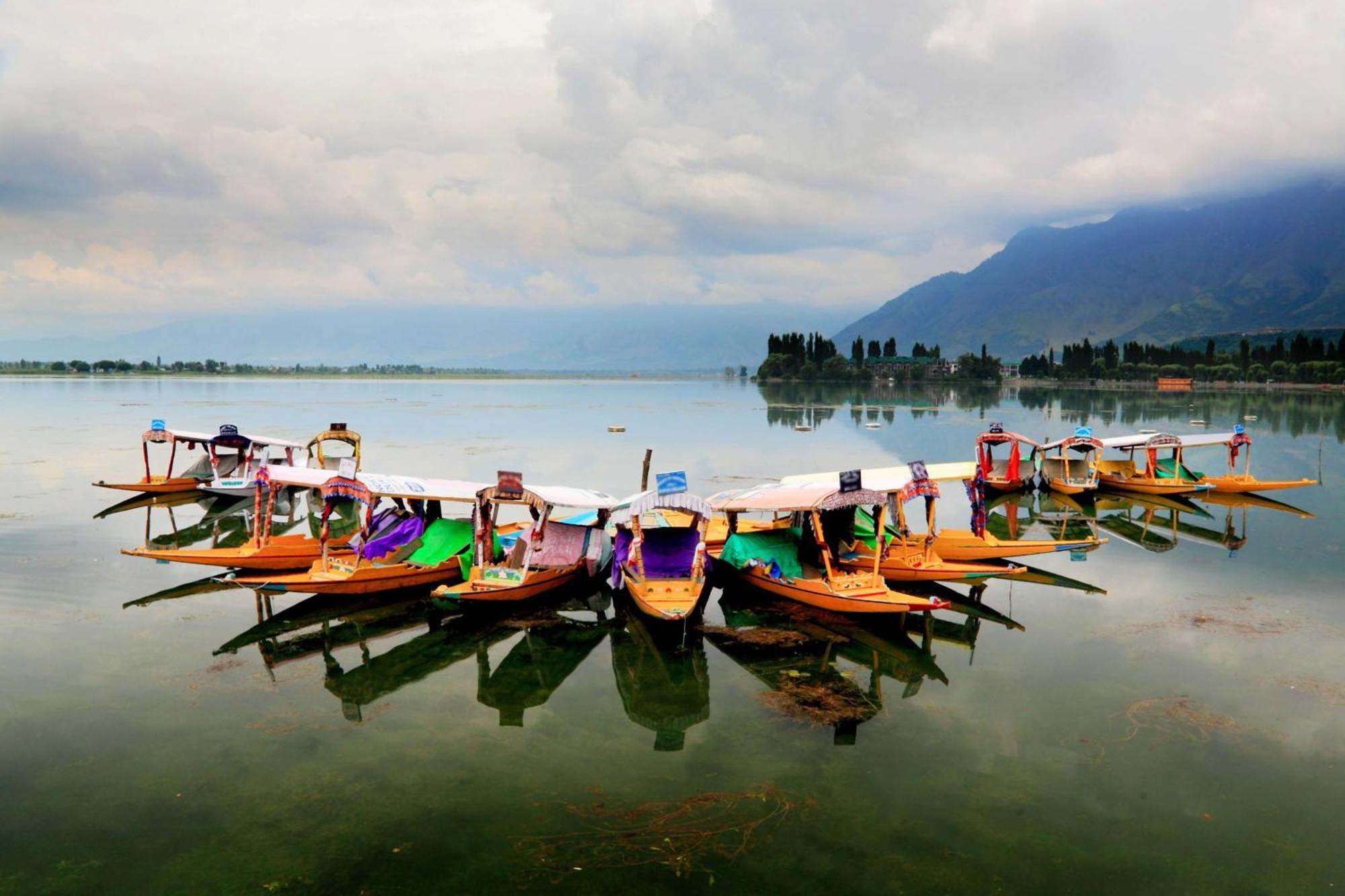 Radisson Srinagar Hotel Bagian luar foto