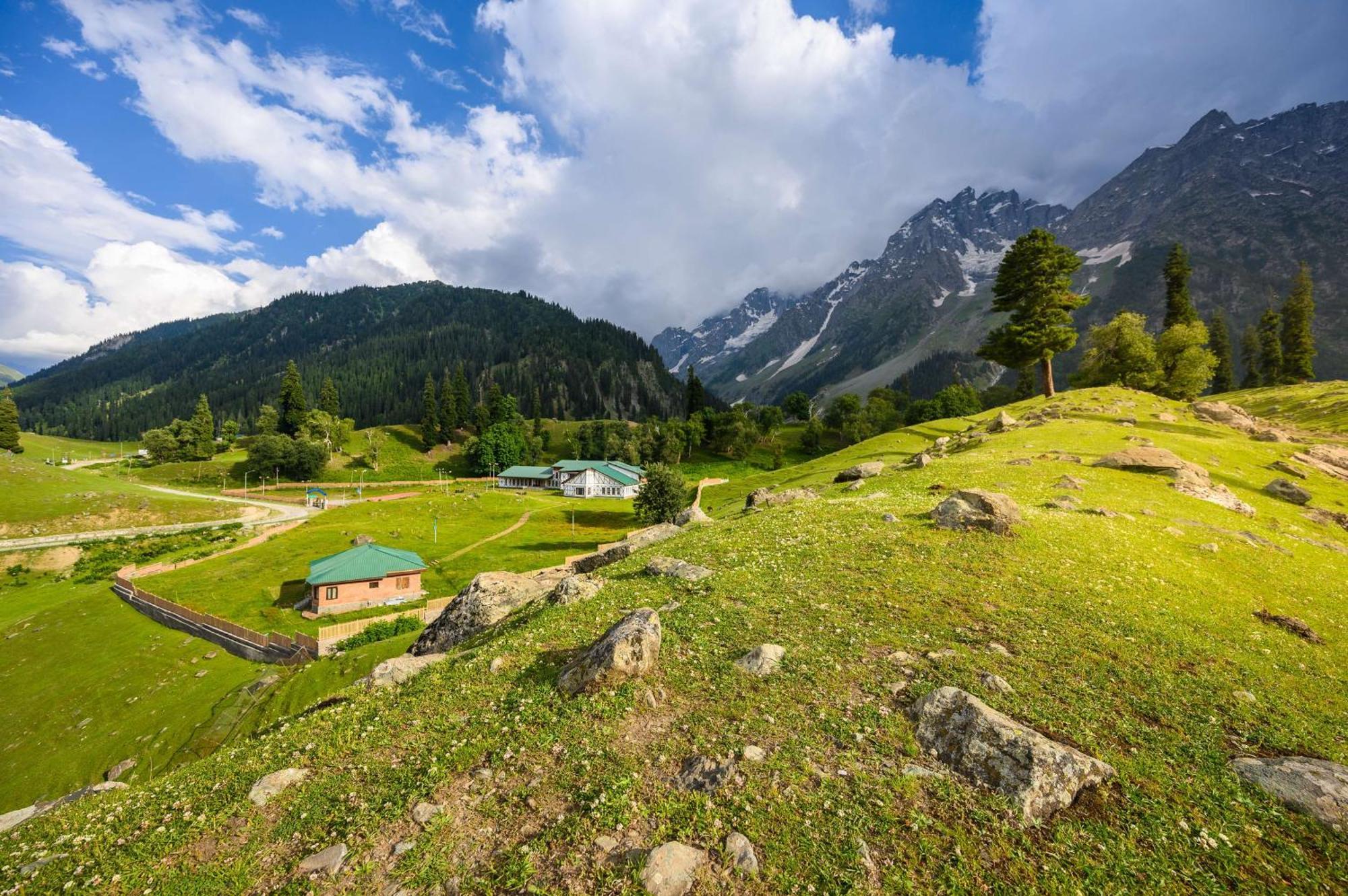 Radisson Srinagar Hotel Bagian luar foto