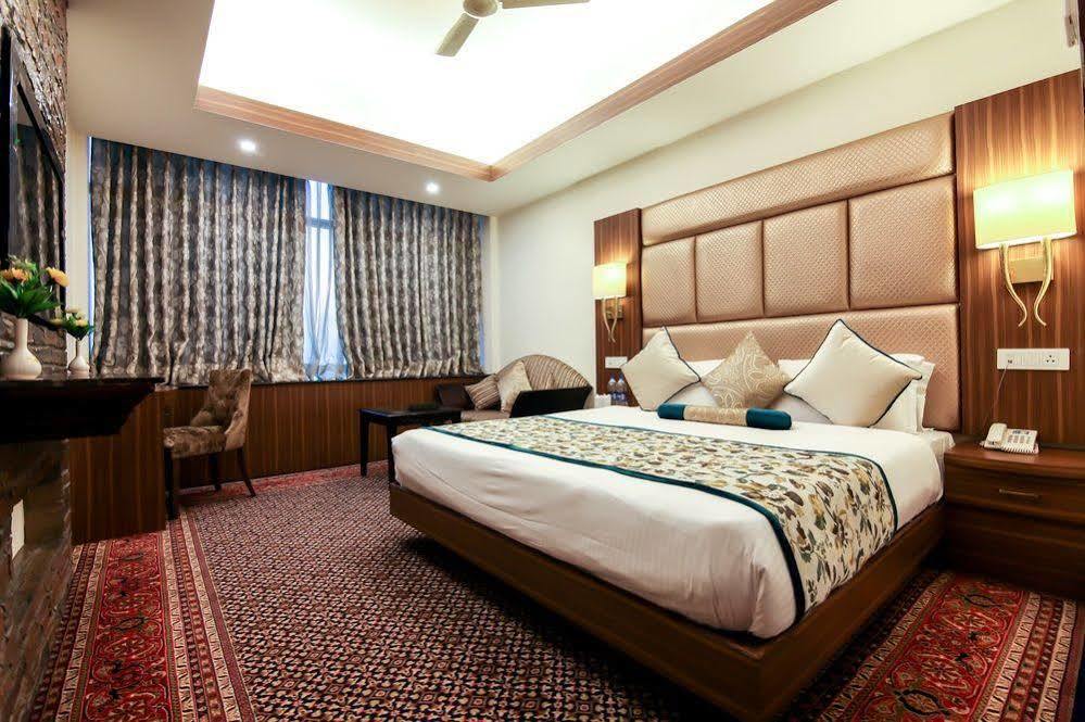 Radisson Srinagar Hotel Bagian luar foto